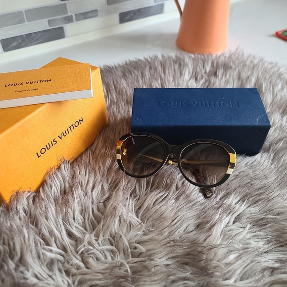 AUTHENTIC LOUIS VUITTON CAT EYES SUNGLASSES - Picture 6 of 9